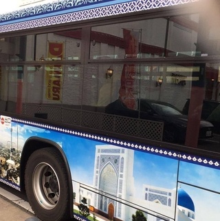 Японияда Ўзбекистон шаҳарлари тасвири туширилган автобус бор