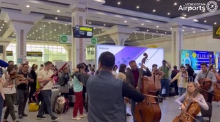 Впервые в аэропорту Ташкента прошел оперный флешмоб
