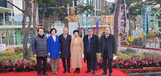 В Сеуле открыт памятник Алишеру Навои