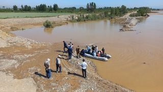 Норин дарёсидаги оролчада қолиб кетган кўприк қурувчилар қутқарилди