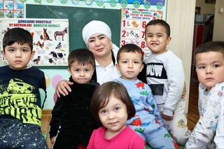 Samarqandda tadbirkor 40 nafar yetim bolaga bepul taʼlim-tarbiya bermoqda