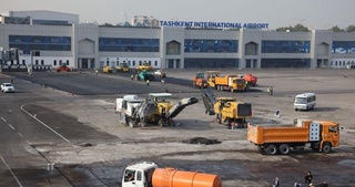 “Тошкент” аэропортида самолётларнинг тўхташ жойлари таъмирланяпти