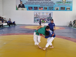 Навоийда белбоғли кураш бўйича Ўзбекистон чемпионати ўтказилмоқда