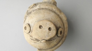 Археологи раскопали забавную глиняную свинью