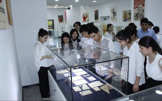 В Государственном музее истории открыта выставка, посвященная 9 мая - Дню памяти и почестей