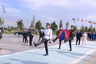 Президенти Муғулистон ба пояи муҷассамаи Истиқлолият дар боғи «Ӯзбекистони Нав» гул гузошт