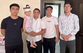 В Самарканде четверо выпускников школы спасли девочку, упавшую с балкона 4-го этажа