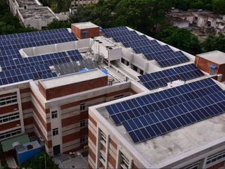 В Узбекистане с 1 мая установка солнечных панелей на крышах новых многоэтажных домов станет обязательной