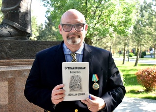 АҚШлик "Ўтган кунлар" таржимони Ўзбекистон ёзувчилар уюшмасининг фахрий аъзоси бўлди