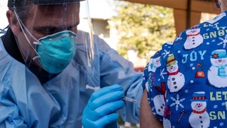 В США обсуждают уменьшение в два раза дозы вакцины от коронавируса для увеличения охвата населения