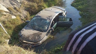 Самарқандда «Малибу» зовурга тушиб кетди