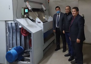 Инновацион ривожланиш вазири икки цилиндрли жин машинасининг инновацион лойиҳаси билан танишди