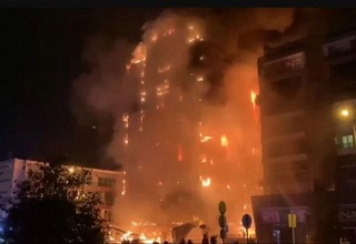 Туркиянинг Бурса шаҳрида чақмоқ уриши оқибатида 10 қаватли бизнес маркази ёниб кетди