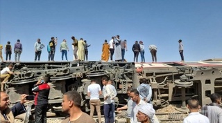 Мисрда иккита йўловчи поезд тўқнашиб кетди