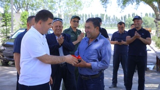 Илғор фермер ўзининг илғор механизаторига замонавий автомобил совға қилди