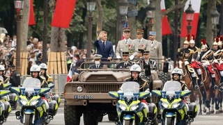 Франция широко отметила национальный праздник