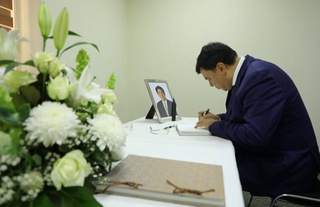 Aziz Abduhakimov Sindzo Abe xotirasiga hurmat bajo ayladi