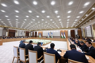 Иссиқ ва совуққа, сувсизликка чидамли маҳсулотлар етиштиришга ўтиш зарурлиги қайд этилди