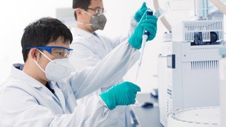 Хитой COVID-19 га қарши вакцинанинг хавфсизлигини кафолатлайди