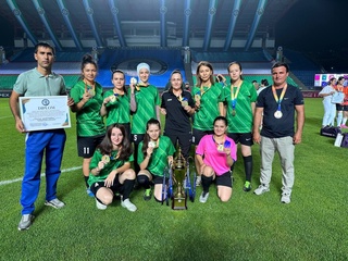 Diqqat: futbol maydonida qizlar jamoasi!