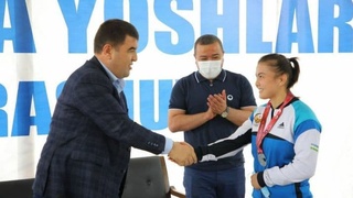 Хоким  Наманганской области материально поддержал талантливую спортсменку