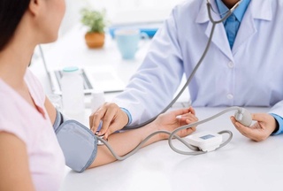 Өзбекстанда медицина мәкемелеринде төлемли хызметлер көрсетиў тәртиби тастыйықланды