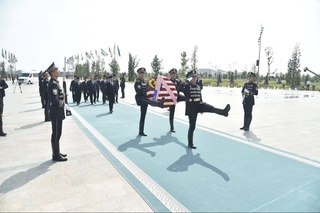Премьер-министр Малайзии возложил цветы к монументу Независимости