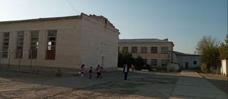 Тадбиркор Жиззахдаги эски мактаб биноси ўрнига 5 қаватли замонавий мактаб қуриб берди