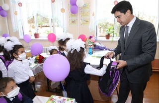 Даврон Ҳидоятов 1-синф ўқувчиларига Президент совғаларини топширди