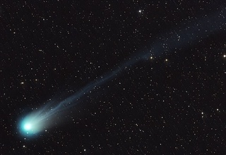 Ер устидан комета учиб ўтади