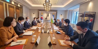 Делегация Узбекистана в Сеуле встретилась с министром государственного законодательства Республики Корея