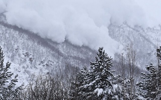 Қирғизистонда олти киши қор кўчкиси остида қолиб кетди