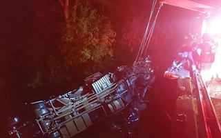 ЖАРда пул ортилган юк машинаси автобус билан тўқнашиб кетди