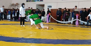 Чортоқда бел олиш ва уч кураш бўйича чемпионат ўтказилмоқда