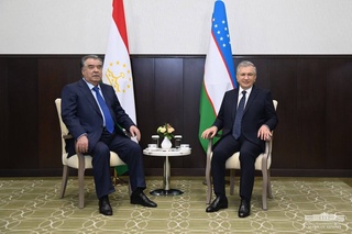 Президенты Узбекистана и Таджикистана провели встречу на полях саммита СНГ
