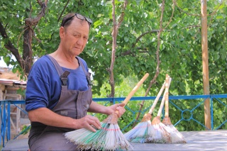 Ремесленник-самоучка из Зарафшана изготавливает веники из пластиковых бутылок