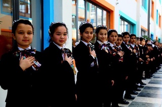 Ёзувчилар мактабларга боради