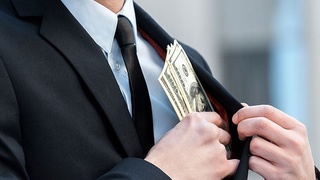 Jizzaxda bank xodimi 10 nafar bank mijozining pulini oʻmargan