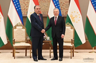 Роҳбарони Ӯзбекистон ва Тоҷикистон масъалаҳои рӯзномаи дуҷонибаро баррасӣ карданд