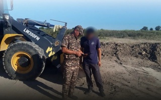 Нукусда ноқонуний қум-шағал қазиган фуқаро жаримага тортилди