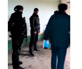 Наманганда қуролланган ИИБ ходимлари фуқароларнинг хонадонларида тинтув ўтказди