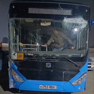 Avtobus do'konga borib urildi