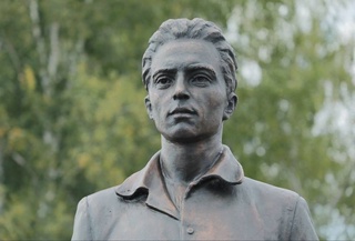 В Кузбассе открыли первый в России памятник выдающемуся узбекскому поэту и драматургу Усману Насыру