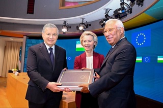 Роҳаброни Ӯзбекистон ва ИА ба сатҳи нави стратегӣ баровардани муносибатҳои дуҷонибаро истиқбол намуданд