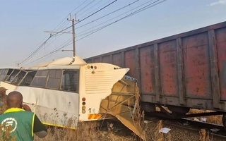 ЖАРда мактаб автобуси ва поезд тўқнашиб кетди, оқибатида беш киши ҳаётдан кўз юмди