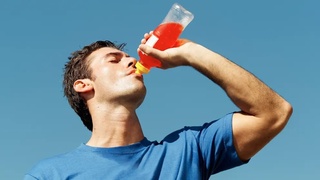 Ширин лимонадларни мунтазам истеъмол қилиш соч тўкилиши хавфини кескин оширади — янги тадқиқот