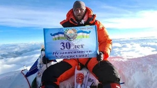 Над высочайшей точкой планеты поднят флаг Узбекистана