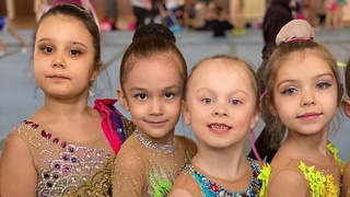 На помосте - юные грации