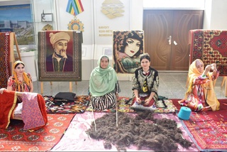 В Государственном музее истории и культуры Навоийской области состоялось открытие экспозиции «Asrlarga tengdosh gilamlar»