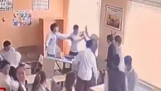 Андижонда дарс вақтида ўқувчи ўз ўқитувчисига мушт туширди